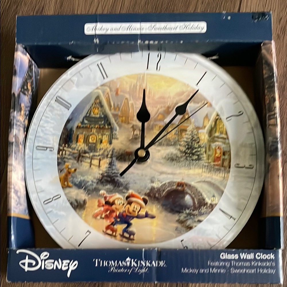 Disney Mickey & Minnie Sweetheart Holiday Thomas Kinkade Glass Wall Clock. NWT